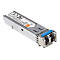 Ein metallisches SFP-Transceiver-Modul mit blauem Entriegelungshebel vor weißem Hintergrund.