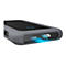 Graue Festplatte mit USB- und USB-C-Anschlüssen, Detailaufnahme. Blau leuchtende Akzente.