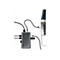 Grauer USB-C-Hub mit verschiedenen Anschlüssen, verbunden mit einem Laptop.
