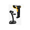 Ein schwarzer Barcodescanner mit gelben Akzenten und einer Dockingstation. Der Scanner ist angehoben.