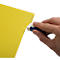 Een arm veegt met een gum een gele papieren pagina uit. Op het papier staat het woord "NNING".