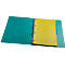 Open turquoise ordner met geel papier en verdelers. Zilveren ringen en heldere achtergrond.
