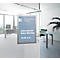 Digitaal deurbordje op een glazen wand in een modern kantoor met: Conference Room III, International Sales Meeting, 10.00 a.m.