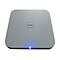 Grauer, quadratischer Router mit leuchtend blauem Licht.