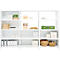 Witte stellingkast met verschillende dozen, mappen en manden op de planken.