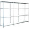 Metalen rek met meerdere niveaus, in lichtgrijs. De constructie is open en bestaat uit stalen frames en planken.
