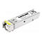 Ein metallisches SFP-Transceiver-Modul von Intellinet mit einem gelben Entriegelungshebel vor weißem Hintergrund.