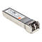 Silberfarbenes SFP-Plus Transceiver-Modul mit weißem Etikett und technischen Spezifikationen.