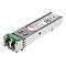 SFP-Modul mit silbernem Metallgehäuse und grünem Entriegelungshebel, Aufkleber mit technischen Details oben.