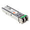 SFP-Glasfaser-Transceiver aus Metall mit grünem Entriegelungshebel und technischem Etikett auf weißem Grund.