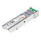 Ein silberner SFP-Transceiver mit grünem Bügel, Beschriftung und FCC-Logo vor weißem Hintergrund.