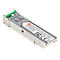 Ein metallischer SFP-Transceiver mit grünem Entriegelungshebel und einem Aufkleber mit technischen Daten.