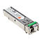 Ein metallisches SFP-Transceiver-Modul mit einem grünen Kunststoffhebel, beschriftet mit technischen Daten.