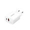 Weißes Ladegerät mit USB-C und USB-A Anschlüssen. Der Stecker ist sichtbar, auf der Oberfläche steht Intenso.
