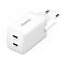 Weißes Ladegerät mit zwei USB-C-Anschlüssen. Der Stecker ist für europäische Steckdosen geeignet. Auf dem Gerät steht Intenso.