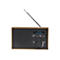 Digitalradio im Retro-Look mit Holzgehäuse, schwarzer Front, Display und ausziehbarer Antenne vor weißem Hintergrund.