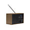 Digitalradio im Retro-Holzdesign mit ausziehbarer Antenne, digitalem Display und Bedienknöpfen auf schwarzer Front.