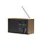 Digitalradio in Holzoptik mit Lautsprecher, Display, Antenne und Bedientasten vor weißem Hintergrund.