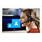 Eine lÃ¤chelnde Frau mit blonden Haaren trÃ¤gt ein Headset. Im Hintergrund ein Bildschirm mit blauen Elementen.