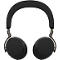 Dunkle Kopfhörer mit gepolsterten Ohrmuscheln und Bügel. Die Ohrmuscheln sind rund, das Kopfband ist schwarz gepolstert.