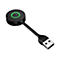 Schwarzes Jabra-Gerät mit grünem Leuchtring und USB-Kabel. Das Gerät ist rund, mit dem Markennamen Jabra.