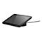 Schwarzes Jabra-Tablet auf einem runden Ständer, Kabelanschluss.