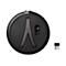 Ein schwarzer Bluetooth-Dongle und sein Lade- / Aufbewahrungscase. Die Basis des Cases ist rund, mit einem markanten metallfarbenen Halter.