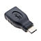 Schwarzer USB-C-Adapter. An einem Ende ein USB-C-Stecker, am anderen Ende der USB-Typ-A-Anschluss. Das USB-Symbol ist auf der Oberfläche.