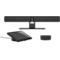 Eine Videokonferenzanlage bestehend aus einer schwarzen Soundbar mit Kamera, einem Tablet-Controller und einem runden Mikrofon.