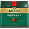 Grüne Kaffeepad-Verpackung von Jacobs Krönung mit goldener Krone, Logo und Kaffeebohne vor gemahlenem Kaffee.