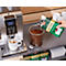 Machine à café avec du café qui coule dans une tasse. Personne versant de la poudre de café dans un verre. Paquet de café Jacobs Krönung.
