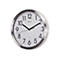 Runde Wanduhr mit silbernem Metallrahmen, weißem Zifferblatt und schwarzen arabischen Ziffern der Marke Maul.