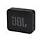 Schwarzer, quadratischer JBL Bluetooth-Lautsprecher vor weißem Hintergrund.