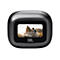 Schwarzes JBL Live Flex 3, mit Display, das ein Szenenbild zeigt. Das Display zeigt ein Paar beim Wandern.