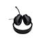 Schwarzes Headset mit Mikrofon, vor weißem Hintergrund. Der Bügel ist leicht gebogen und die Ohrmuscheln zeigen nach außen, die Form erinnert an ein lächelndes Gesicht.