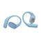 Helle, hellblaue JBL Ohrbügel-Kopfhörer vor weißem Hintergrund.