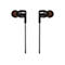 Zwei schwarze In-Ear-Kopfhörer mit schwarzen Kabeln und roten Ohrstöpseln vor weißem Hintergrund.