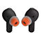 Zwei schwarze In-Ear-Kopfhörer mit orangefarbenen Ohrpolstern, nebeneinander vor weißem Hintergrund.
