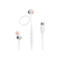 Weiße JBL-In-Ear-Kopfhörer mit Kabel, Fernbedienung und USB-C-Anschluss auf weißem Hintergrund.