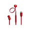 Rote JBL In-Ear-Kopfhörer, Kabel und USB-C-Anschluss vor weißem Hintergrund.