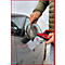 Personne installant un rétroviseur latéral sur une voiture grise. Tient une boîte à outils rouge avec des embouts.