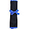 Un sac en tissu noir enroulé avec des bords bleus, attaché au centre par un ruban bleu.