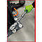Une main portant un gant vert vif utilise un cliquet pour serrer un boulon sur une base de machine.