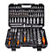 Grande mallette à outils en plastique noir remplie de diverses douilles, embouts et trois cliquets avec des poignées orange et noir.