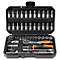 Mallette à outils noire contenant divers embouts, douilles, un cliquet et un tournevis.