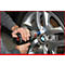 Quelqu'un visse un pneu de voiture avec une clé à chocs. Le logo BMW est visible.