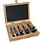 Coffret en bois contenant six scies cloches. Couvercle ouvert, intérieur doublé de mousse noire. Jeu d'outils.