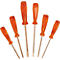 Six tournevis avec des manches orange, disposés sur un fond blanc.