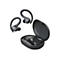 Schwarze In-Ear-Kopfhörer mit Ohrbügeln neben einem geöffneten, leeren Ladecase vor weißem Hintergrund.