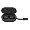 Schwarze In-Ear-Kopfhörer in geöffnetem Ladecase mit integriertem USB-Stecker vor weißem Hintergrund.